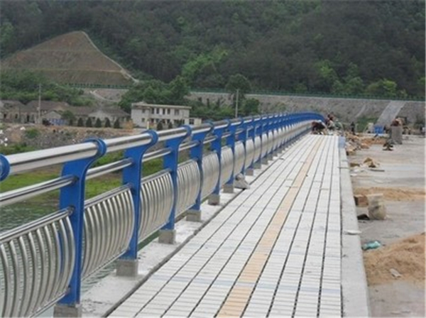 延安不锈钢桥梁护栏的特性及其在现代建筑中的应用